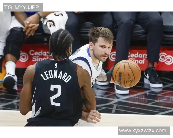 快船与独行侠季后赛首战激战正酣球迷期待精彩对决 快船与独行侠季后赛首战激战正酣球迷期待精彩对决